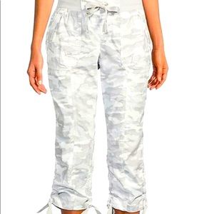 Calvin Klein
Performance Camo Print Capri Cargo Pants (worn twice)